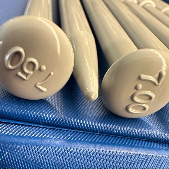 DCN Knitting Needles With Case - Picture 4 of 11